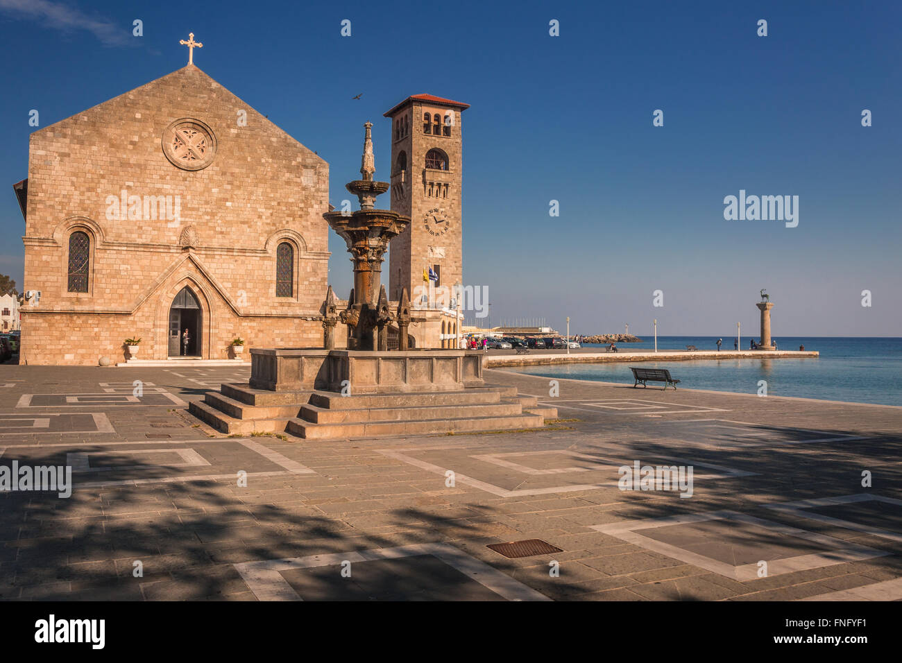 Evangelismos Church (aussi appelée l'église de l'Annonciation), le port de Mandraki, l'île de Rhodes, Grèce. Banque D'Images