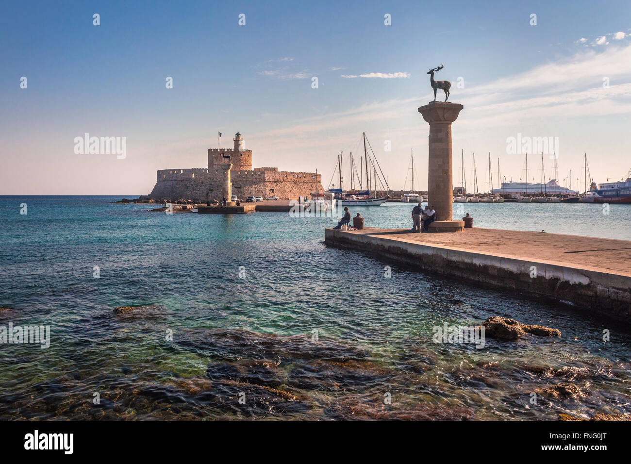 Entrée du port de Mandraki, Deer statues, Saint Nicholas Forteresse, l'île de Rhodes, Grèce Banque D'Images