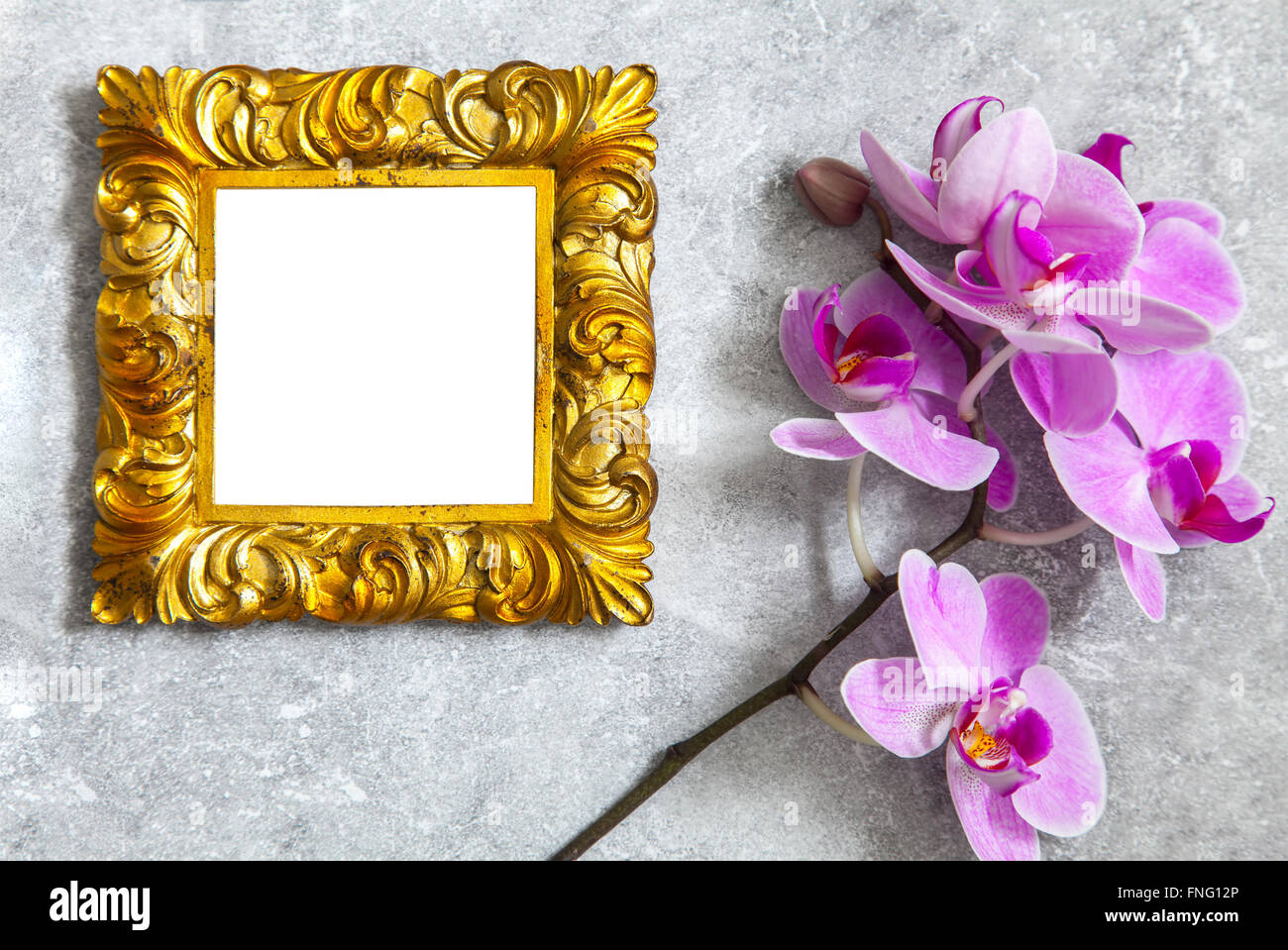 Image de mise à plat avec la maquette du châssis doré et d'orchidées. Banque D'Images