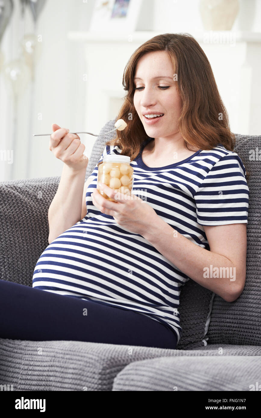 Femme enceinte avec soif de oignons confits Banque D'Images Femme enceinte avec soif de oignons confits Banque D'Images
