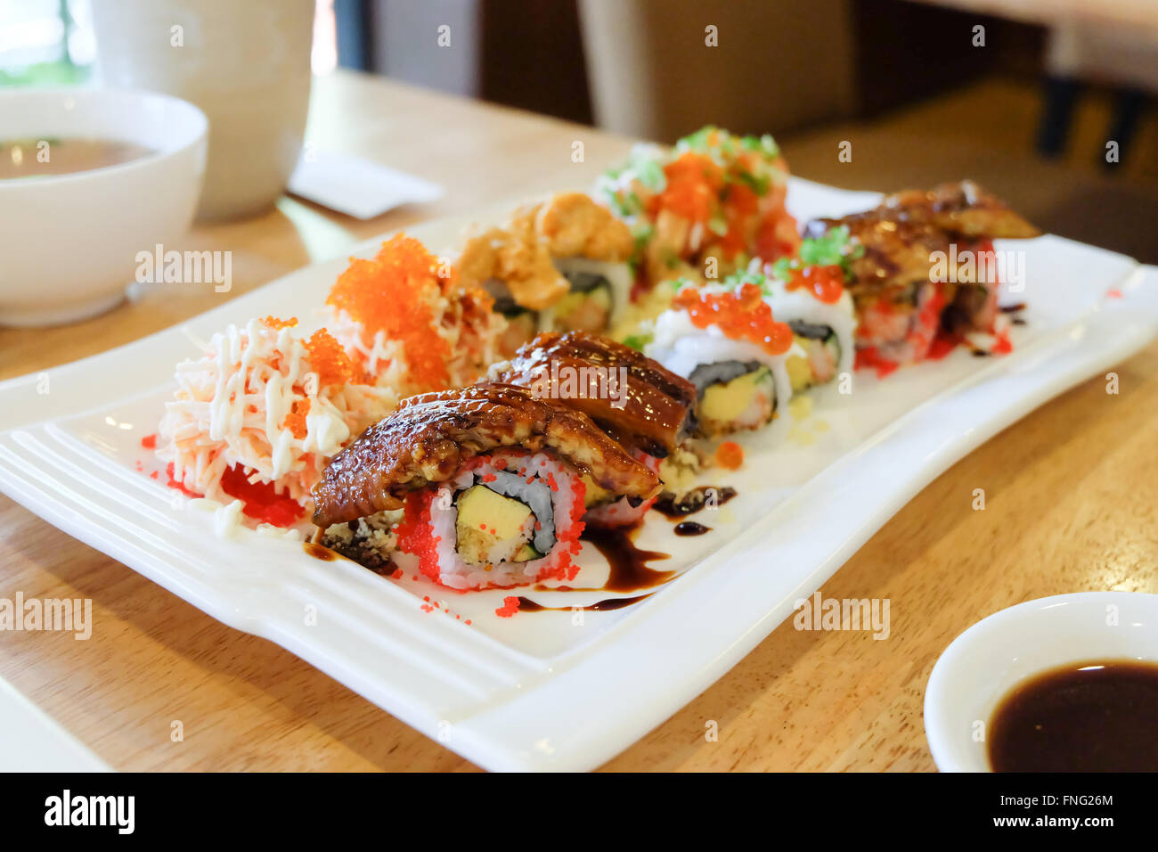 Set à Sushi sushi roll ; avec le saumon et l'anguille fumée Banque D'Images