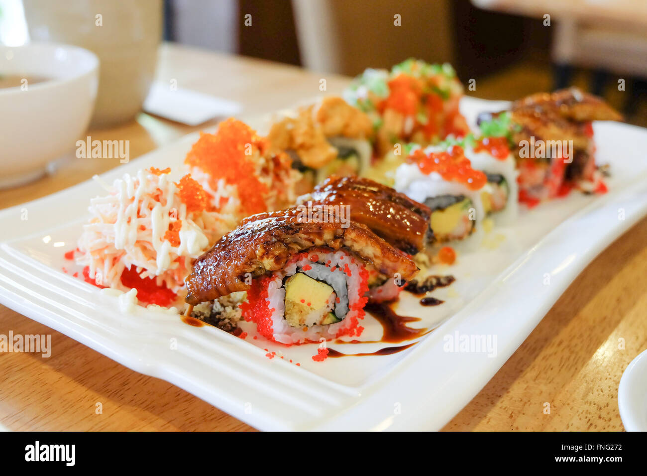 Set à Sushi sushi roll ; avec le saumon et l'anguille fumée Banque D'Images