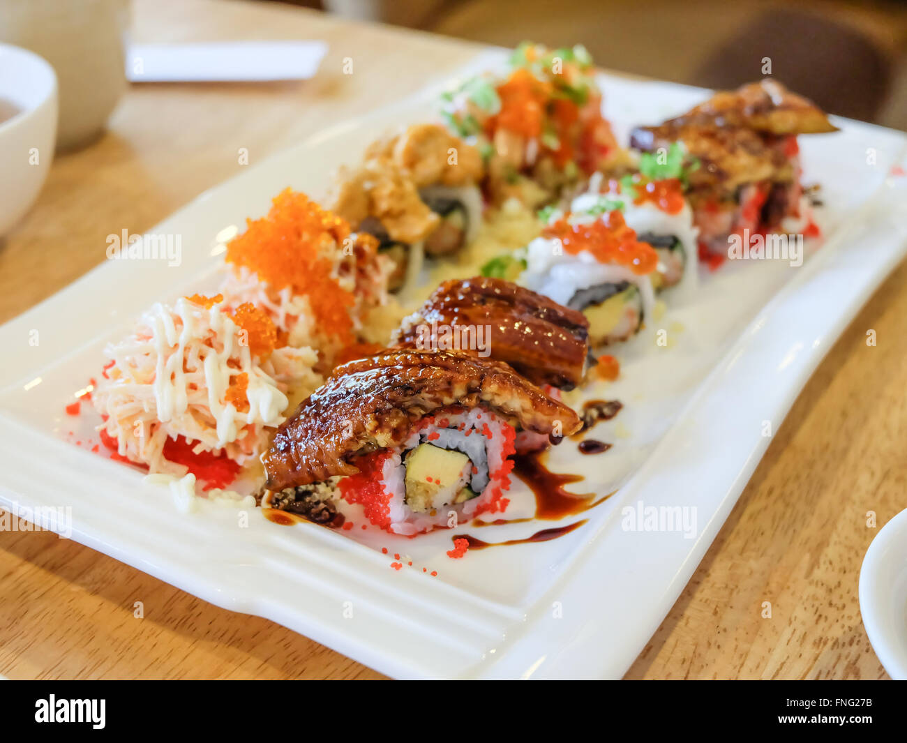Set à Sushi sushi roll ; avec le saumon et l'anguille fumée Banque D'Images