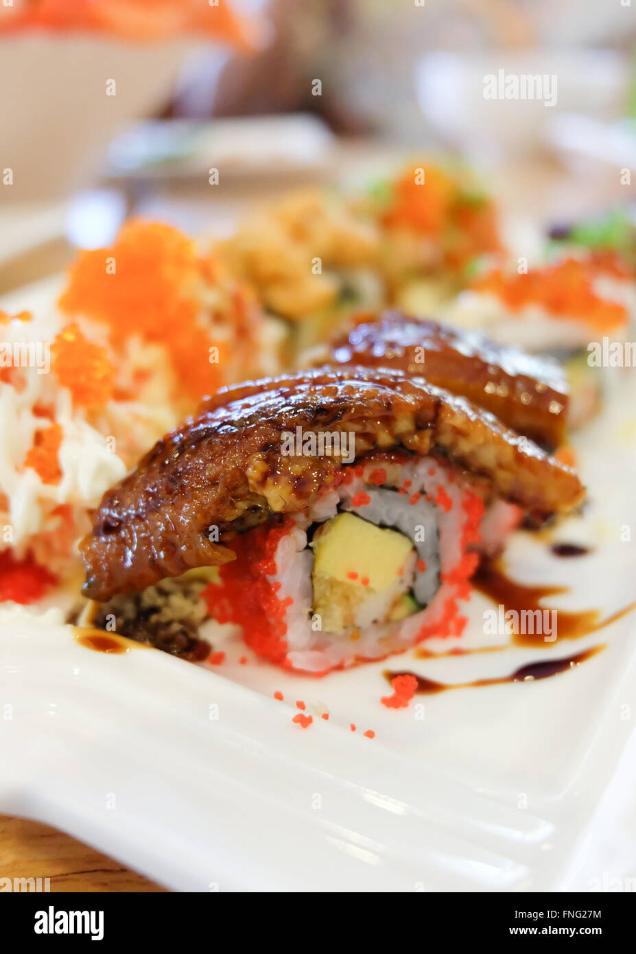 Set à Sushi sushi roll ; avec le saumon et l'anguille fumée Banque D'Images
