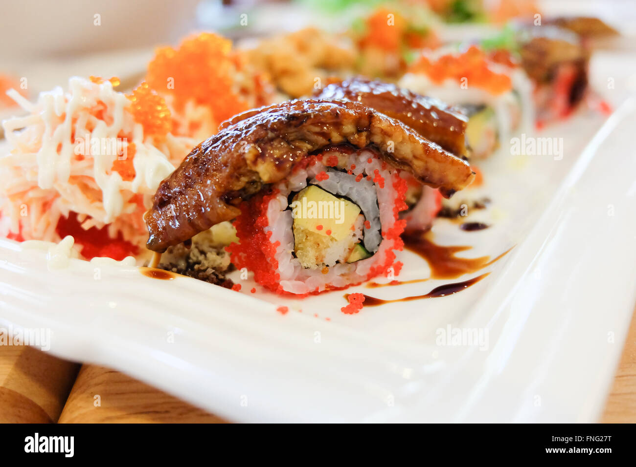 Set à Sushi sushi roll ; avec le saumon et l'anguille fumée Banque D'Images