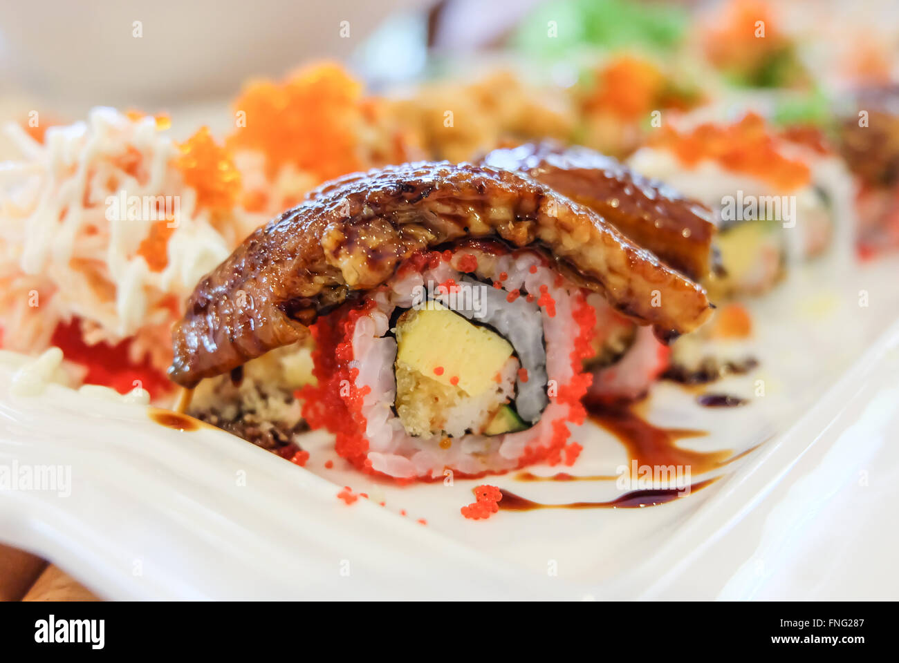 Set à Sushi sushi roll ; avec le saumon et l'anguille fumée Banque D'Images