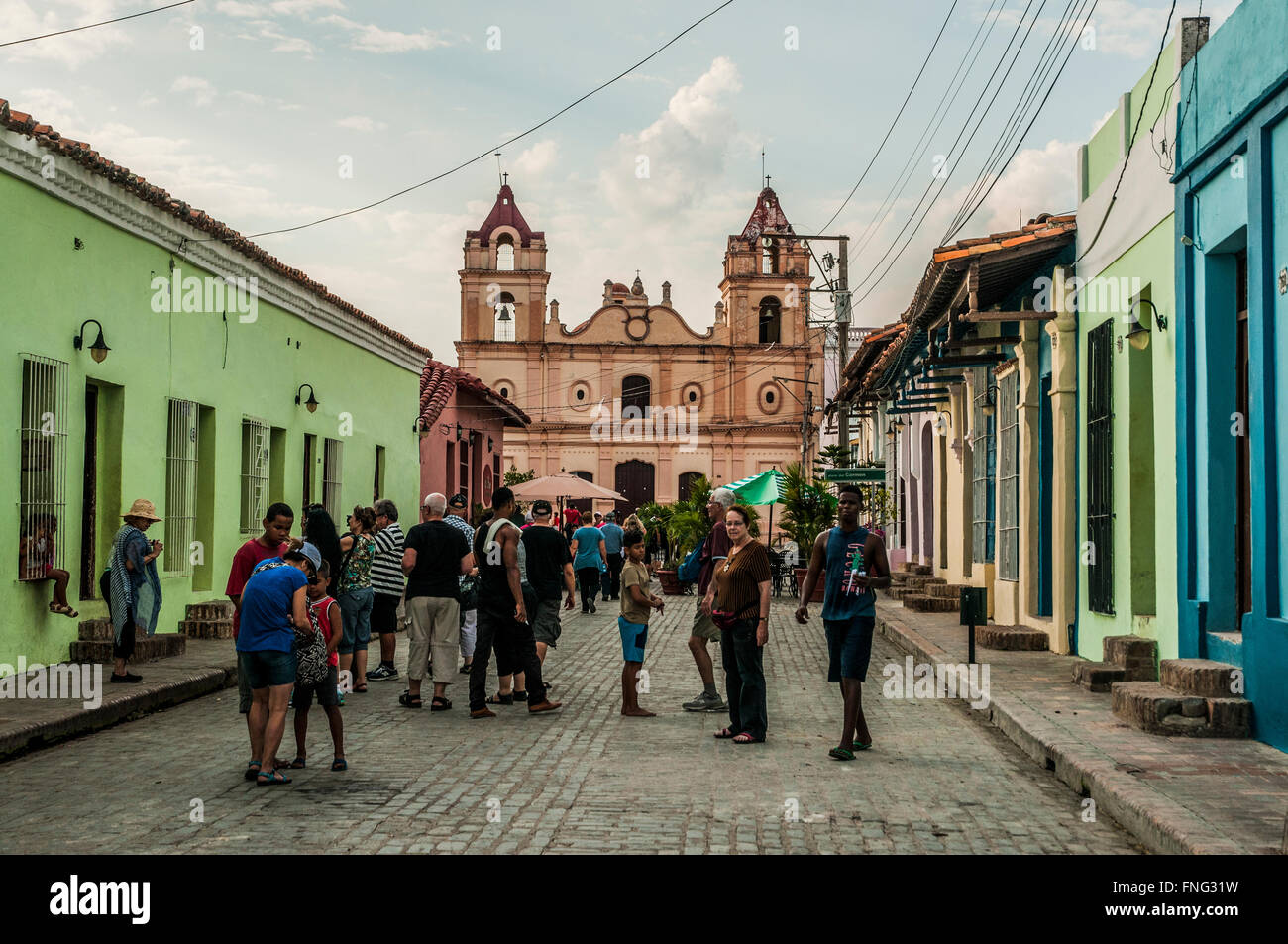 Cuba, Camaguey. Street art Plaza del Carmen Nuestra Señora de la Candelaria Church dans l'arrière-plan Banque D'Images