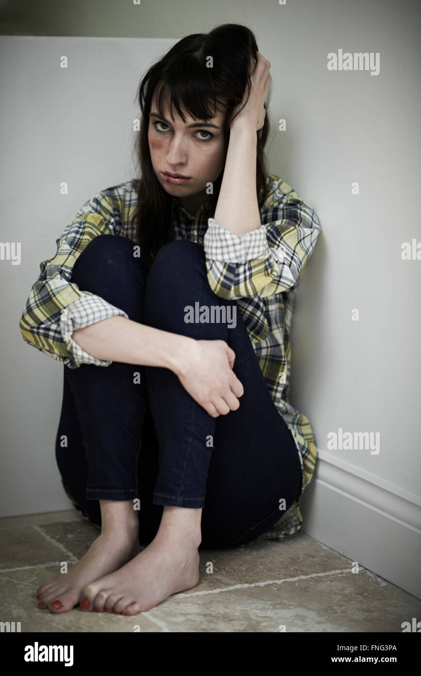 Femme victime de violence domestique Sitting on Floor Banque D'Images