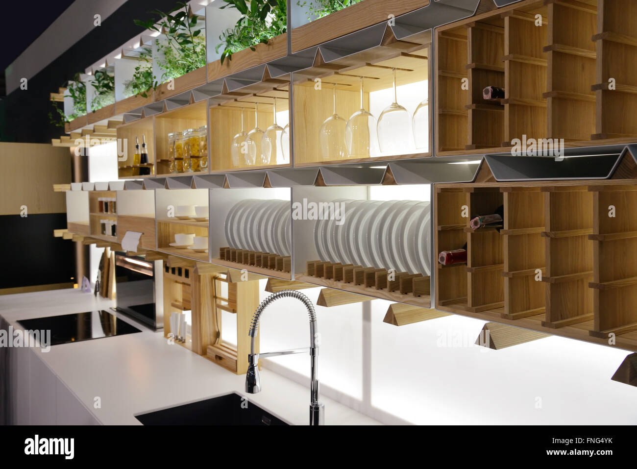 Étagères de cuisine avec vaisselle Banque D'Images