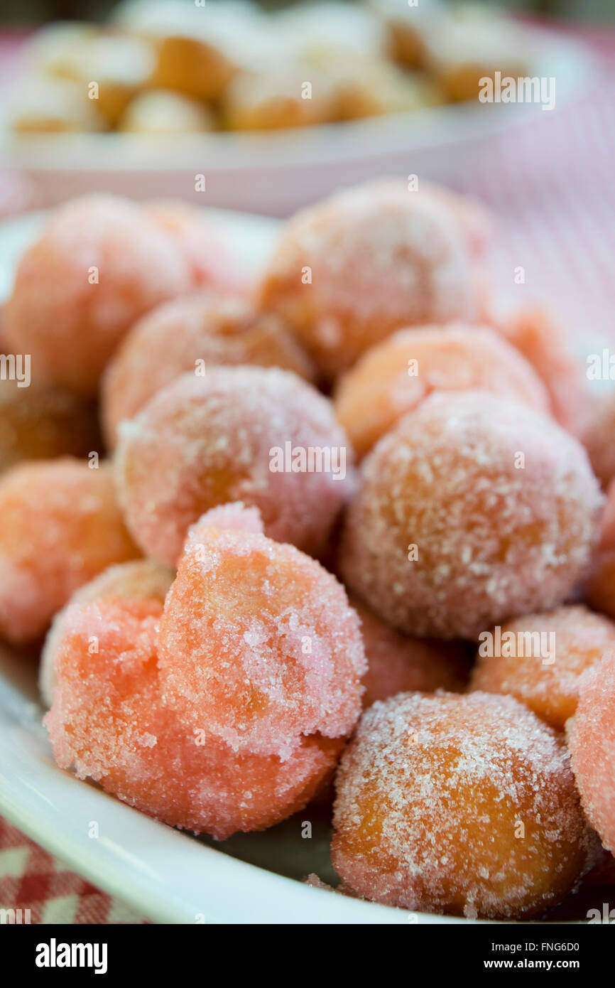 Castagnole sont frites pâte sucrée avec des boules de sucre glace famaus en Italie comme le dessert de carnaval. Banque D'Images