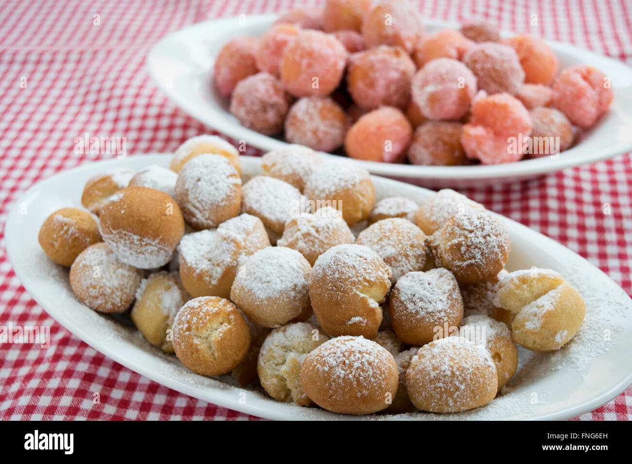 Castagnole sont frites pâte sucrée avec des boules de sucre glace famaus en Italie comme le dessert de carnaval. Banque D'Images