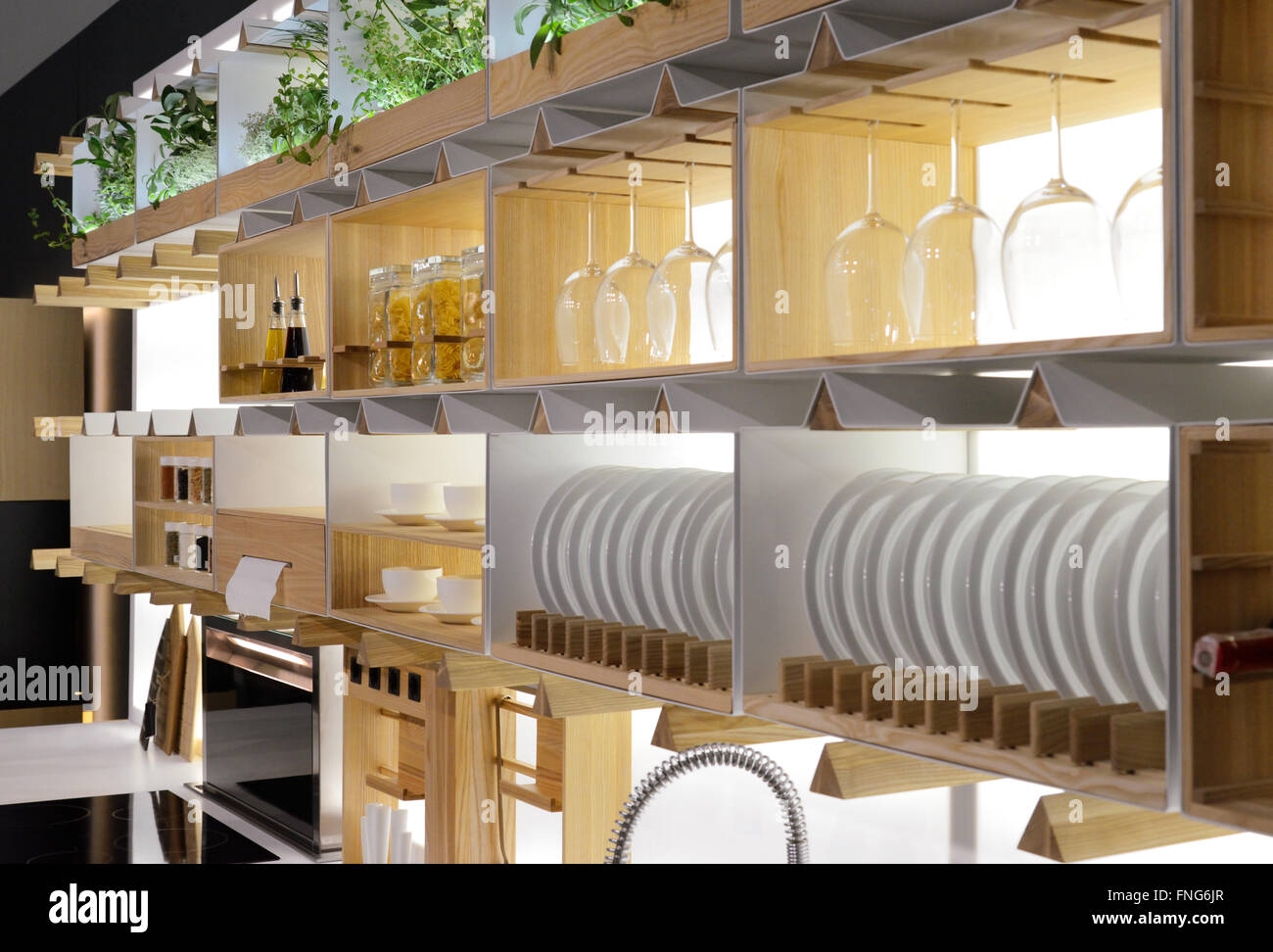 Étagères de cuisine avec vaisselle Banque D'Images