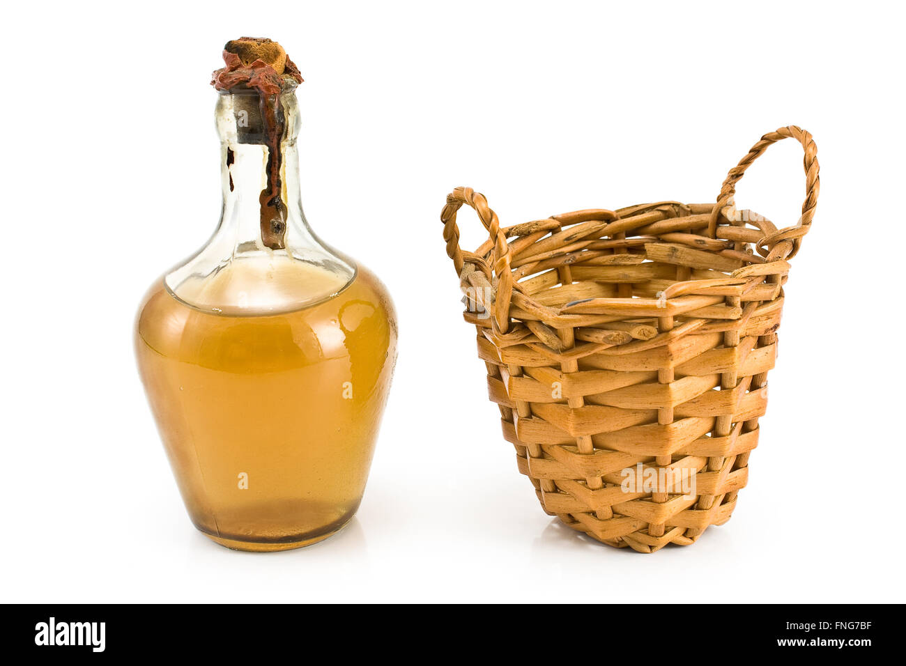 Vieille bouteille de vin blanc scellé avec panier isolated on white Banque D'Images