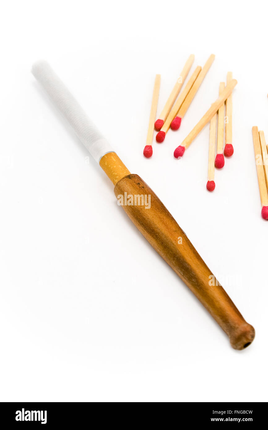 Porte-cigarette en bois avec des allumettes isolated on white Banque D'Images