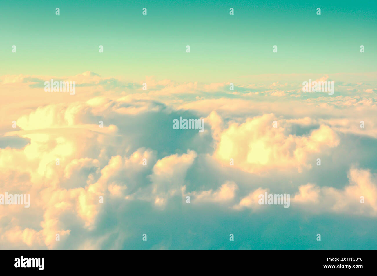 Vue sur le ciel et les nuages de l'hublot de l'avion, processus vintage Banque D'Images