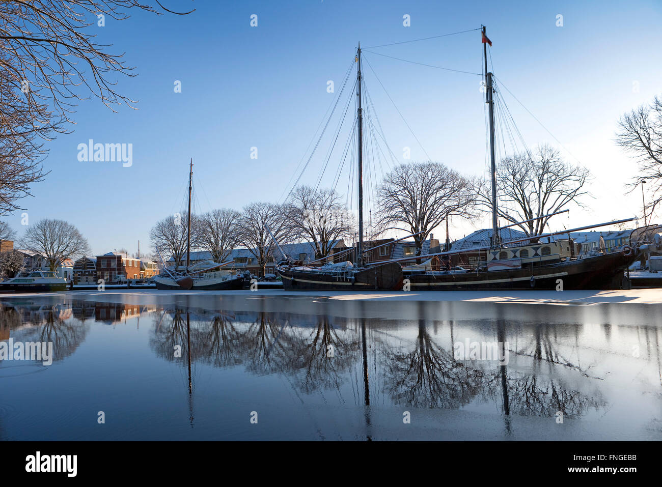 Dutch classic des navires dans le canal à Leyde en hiver Banque D'Images