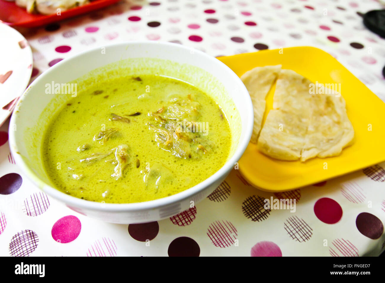 Curry de Boeuf indonésien avec du lait de coco servi avec roti. Banque D'Images