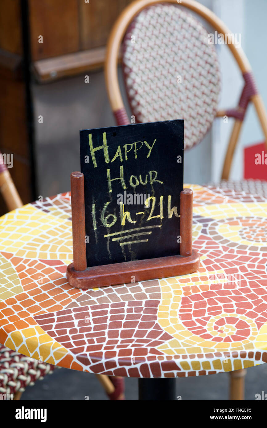 Signe pour les Happy Hours sur une table à Paris Banque D'Images