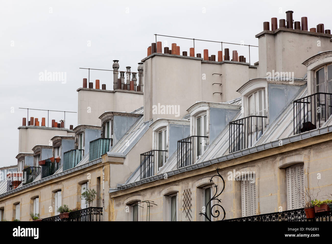 Des toits et des cheminées traditionnelles à Paris France Banque D'Images