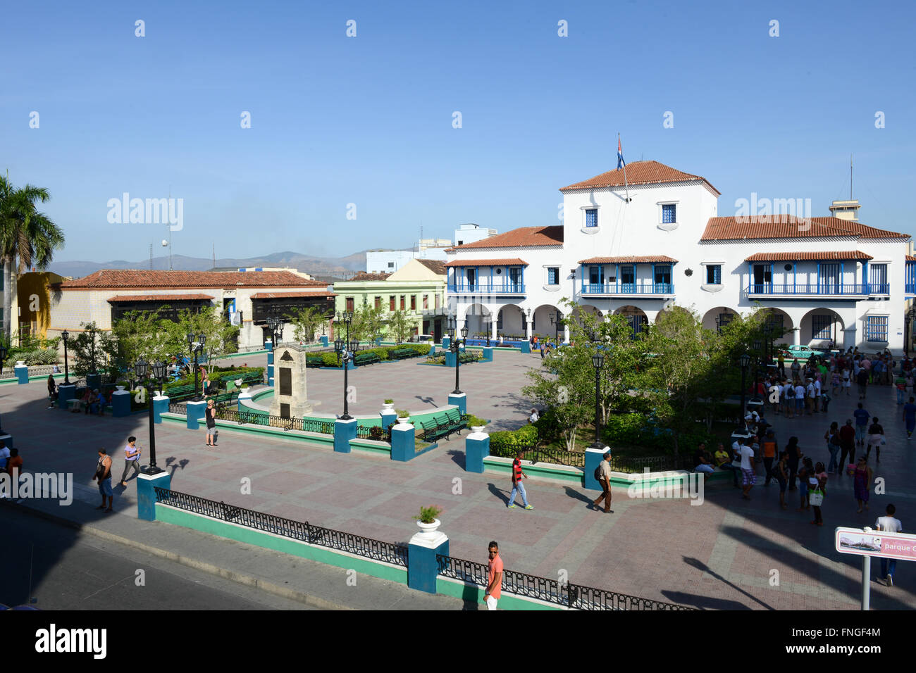 Santiago de Cuba, Cuba - 13 janvier 2016 : les gens de marcher sur la place Cespedes en face de l'Hôtel de ville de Santiago de Cuba, Cuba Banque D'Images