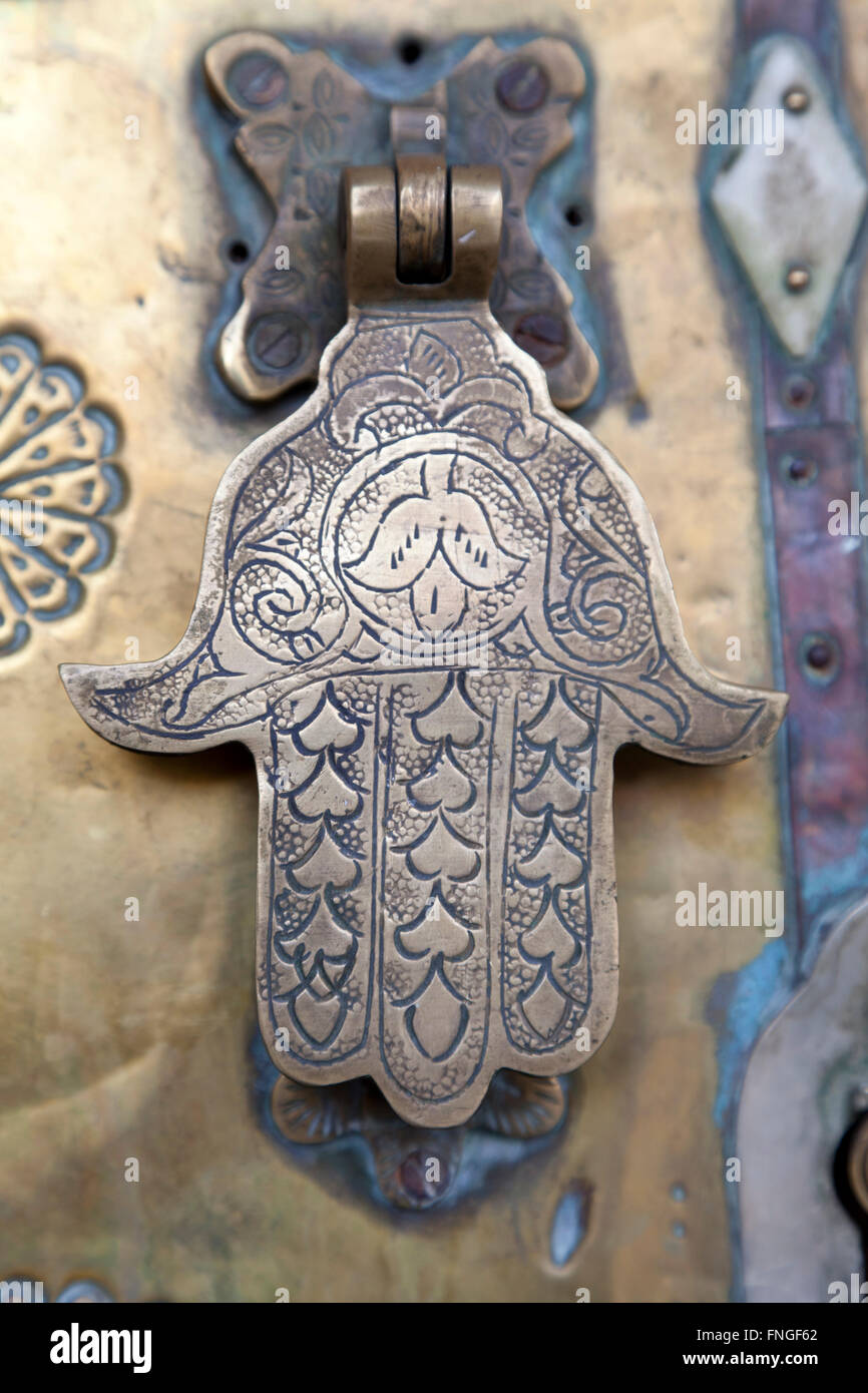 Metal doorknocker de main Faitimah, Marrakech, Maroc Banque D'Images
