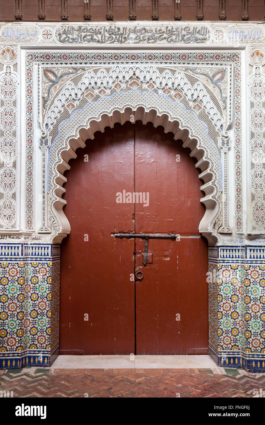 Porte traditionnelle marocaine et des tuiles à Marrakech Banque D'Images