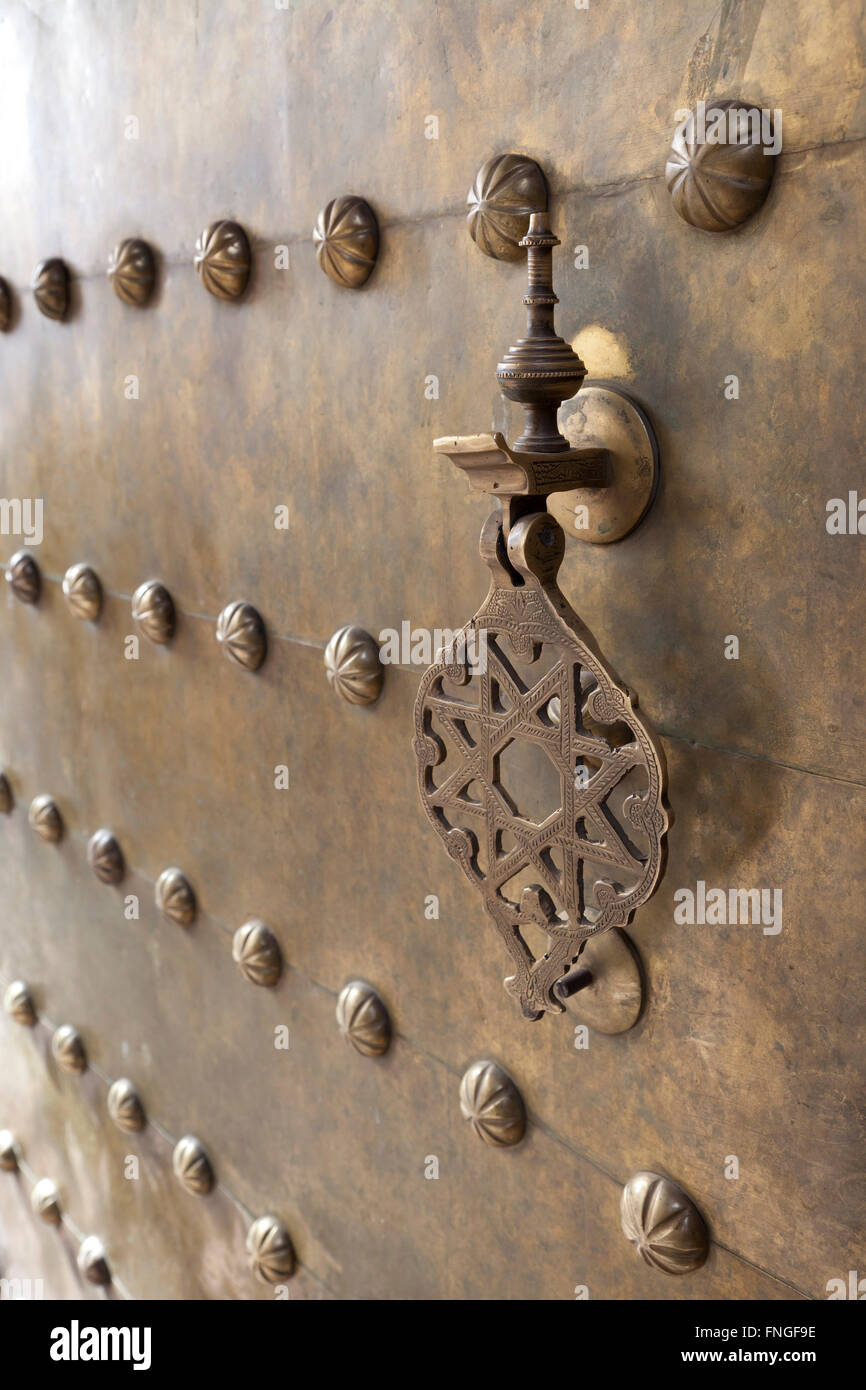 Metal doorknocker porte en bronze sur Marrakech, Maroc Banque D'Images