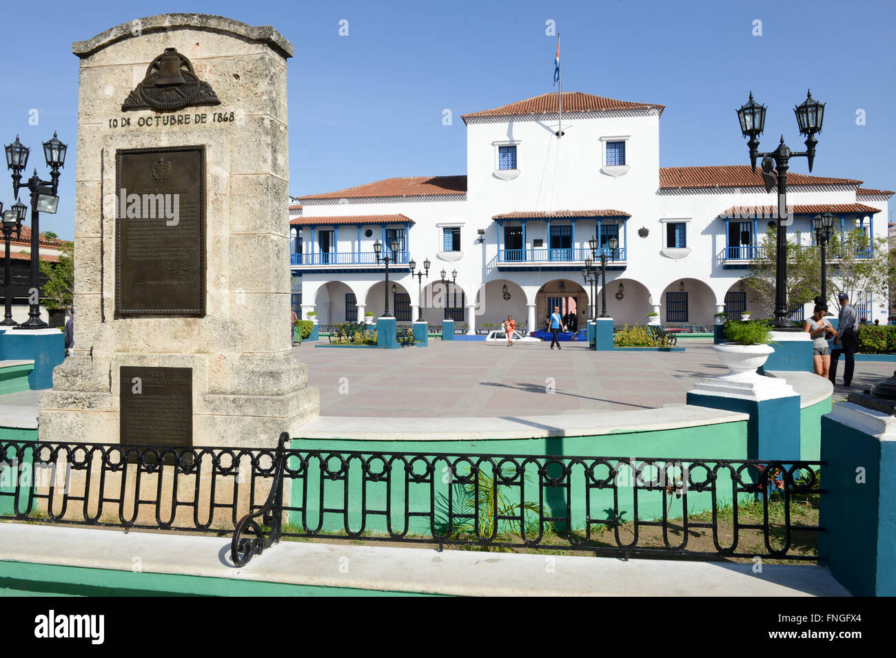 Santiago de Cuba, Cuba - 13 janvier 2016 : les gens de marcher sur la place Cespedes en face de l'Hôtel de ville de Santiago de Cuba, Cuba Banque D'Images