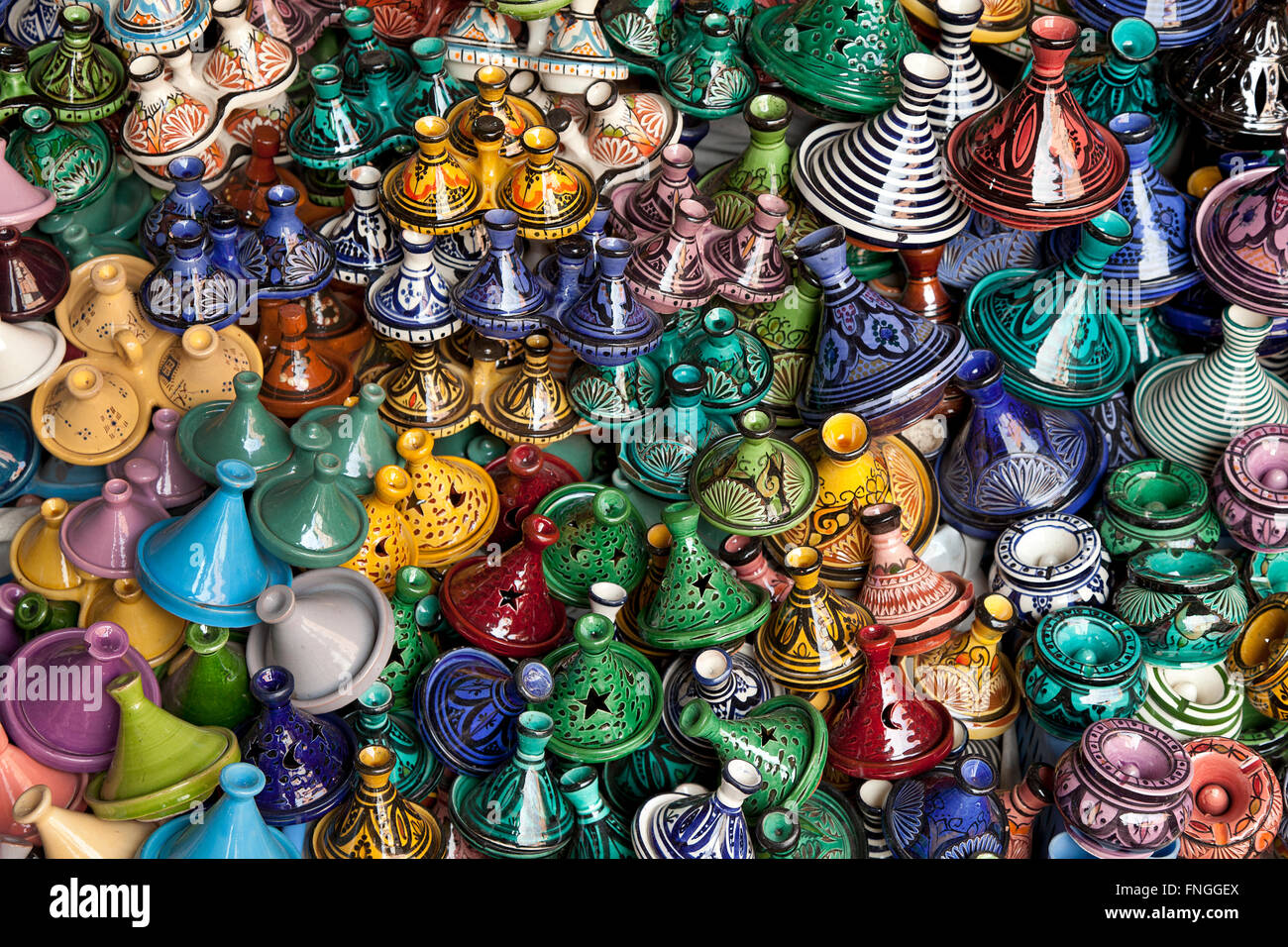 Échoppe de marché dans la médina avec variété de tajines de souvenirs, Marrakech, Maroc Banque D'Images