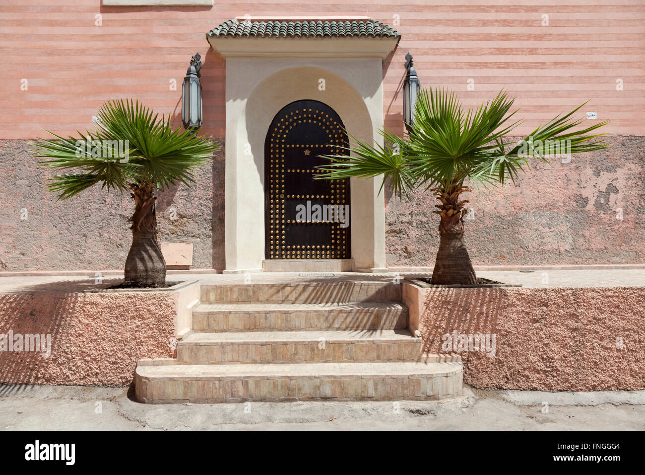 Décoré avec des palmiers porte marocaine à Marrakech, Maroc Banque D'Images