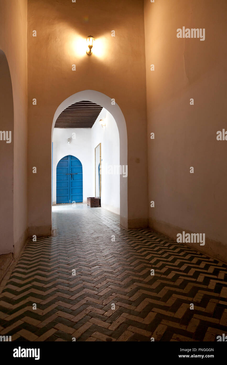 Couloir avec sol en mosaïque sur le Palais de la Bahia, Marrakech, Maroc Banque D'Images