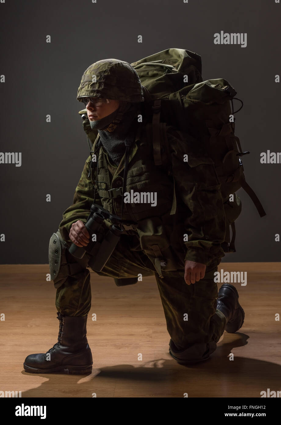 femme-non-armes-de-camouflage-sur-un-gen