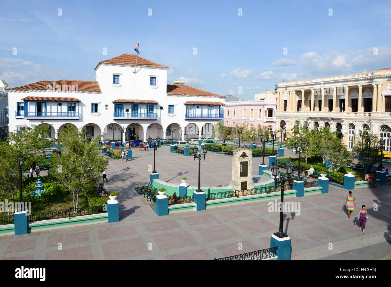 Santiago de Cuba, Cuba - 13 janvier 2016 : les gens de marcher sur la place Cespedes en face de l'Hôtel de ville de Santiago de Cuba, Cuba Banque D'Images