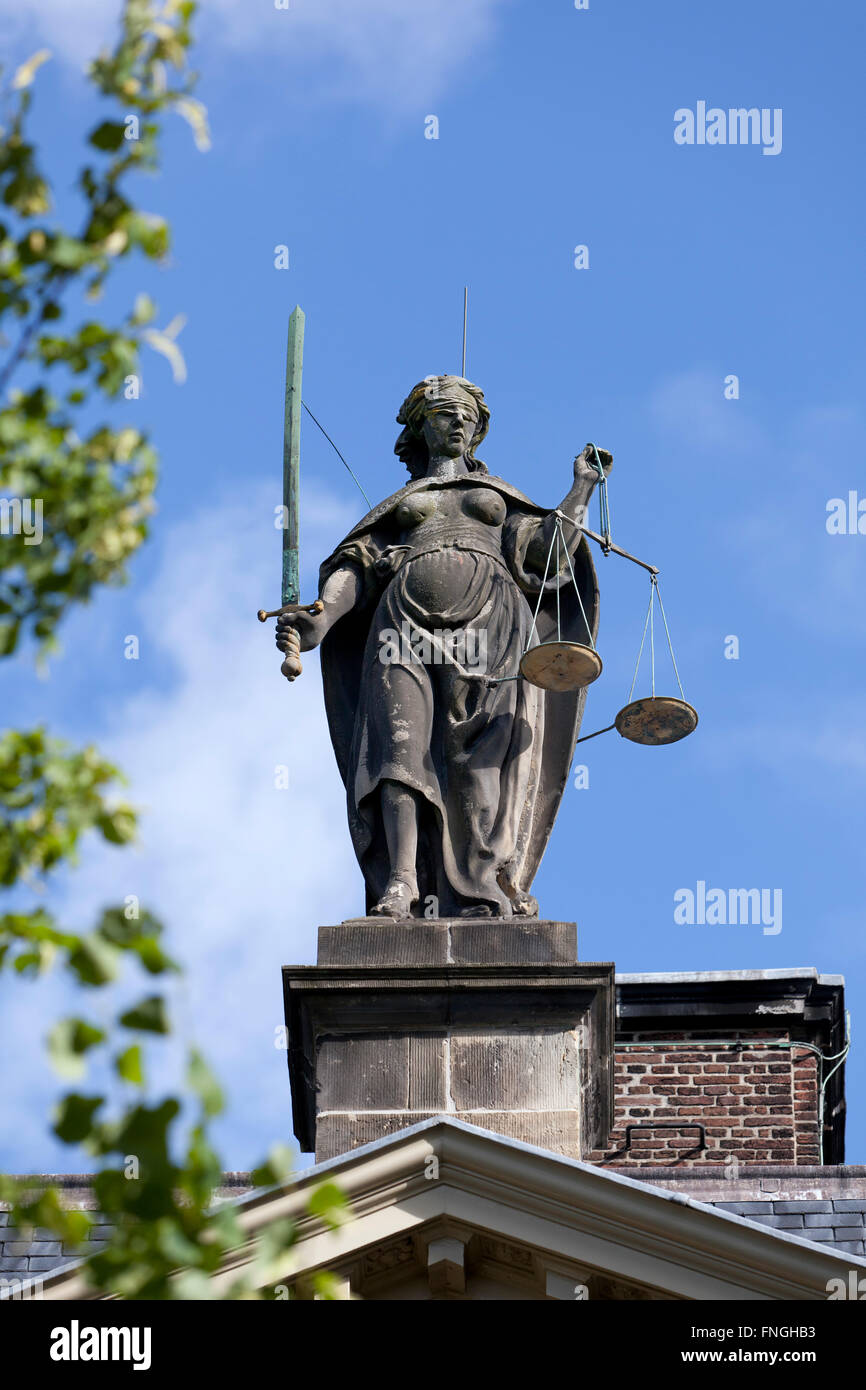 Ancienne statue de Dame Justice sur la Gravensteen à Leiden, Hollande Banque D'Images