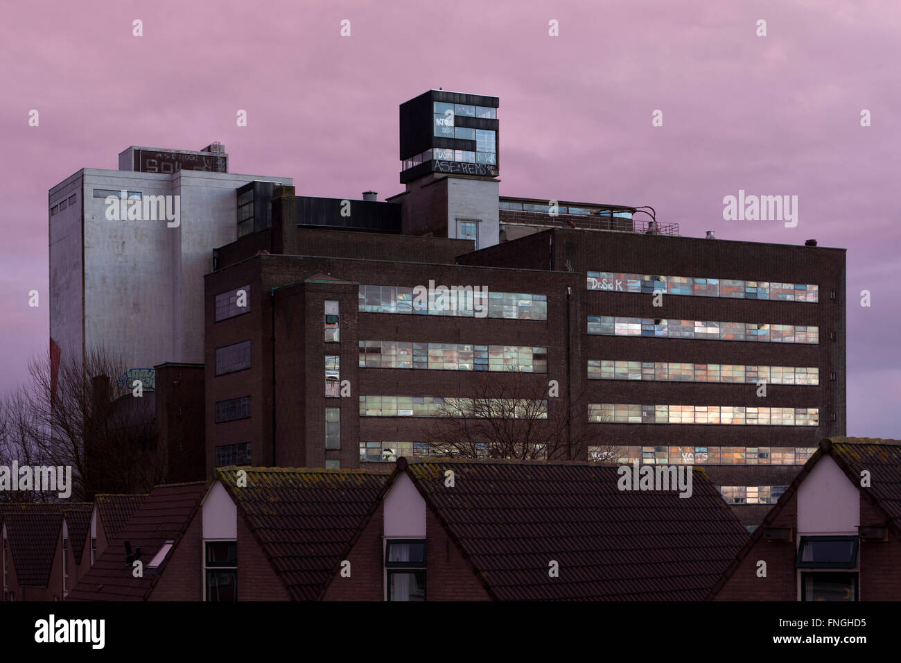 Bâtiment de l'usine vide à Leiden, Hollande au coucher du soleil Banque D'Images