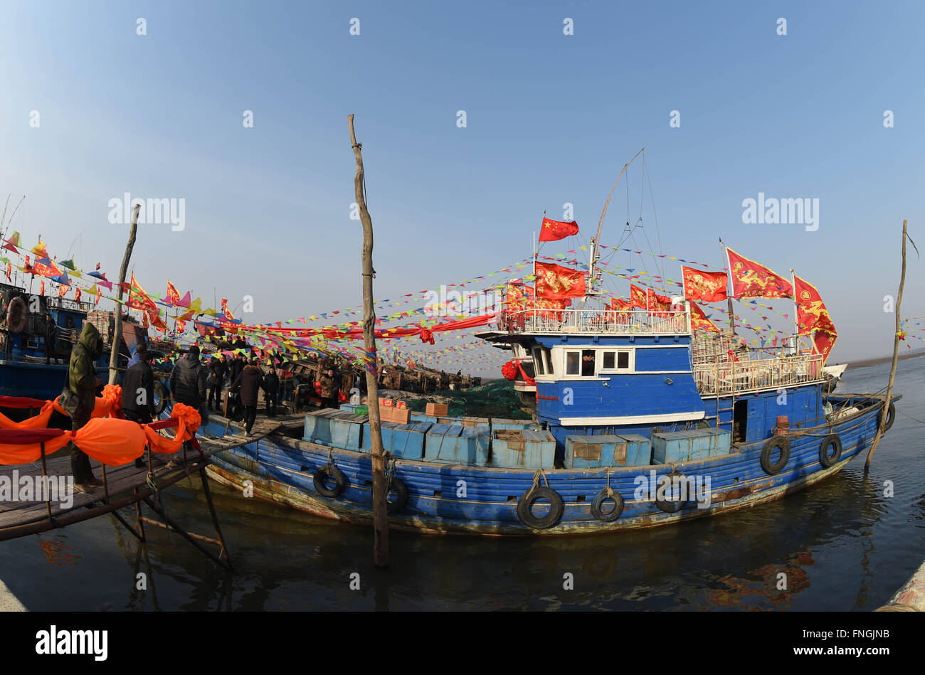 Panjin, province de Liaoning en Chine. Mar 15, 2016. Les bateaux de pêche s'arrêter par la station d'Erjiegou dans Ville de Zhenjiang City, Liaoning Province du nord-est de la Chine, le 15 mars 2016. Erjiegou, l'intersection où l'océan rencontre la rivière, est le lieu de recueillir pour les pêcheurs. Le rituel qui a eu lieu il y a une cérémonie traditionnelle au cours de laquelle les pêcheurs priez pour la sécurité et la récolte. © Li Gang/Xinhua/Alamy Live News Banque D'Images