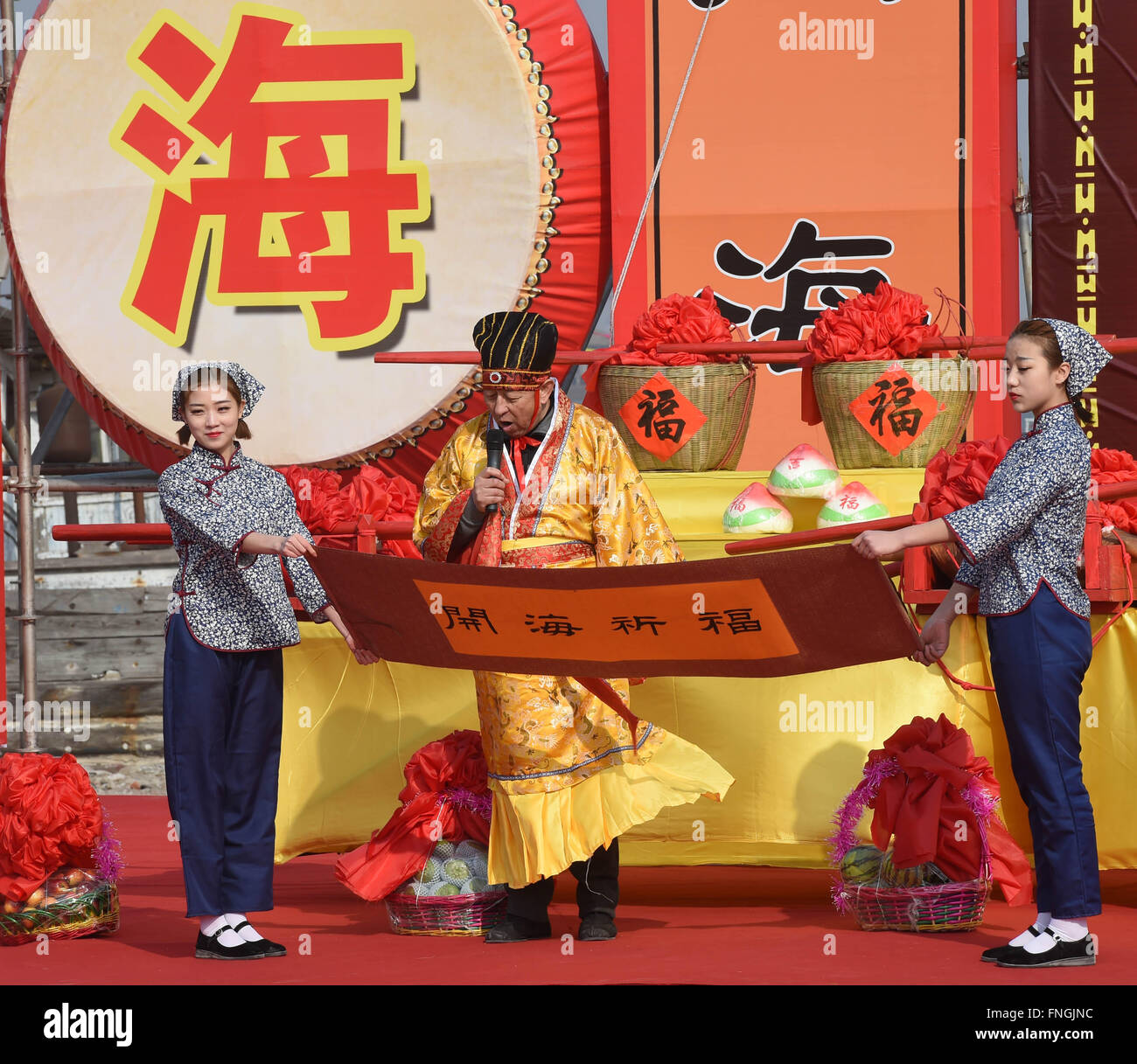 Panjin, province de Liaoning en Chine. Mar 15, 2016. Un hôte traite du rituel pour la pêche dans Erjiegou Ville de Zhenjiang City, Liaoning Province du nord-est de la Chine, le 15 mars 2016. Erjiegou, l'intersection où l'océan rencontre la rivière, est le lieu de recueillir pour les pêcheurs. Le rituel qui a eu lieu il y a une cérémonie traditionnelle au cours de laquelle les pêcheurs priez pour la sécurité et la récolte. © Li Gang/Xinhua/Alamy Live News Banque D'Images