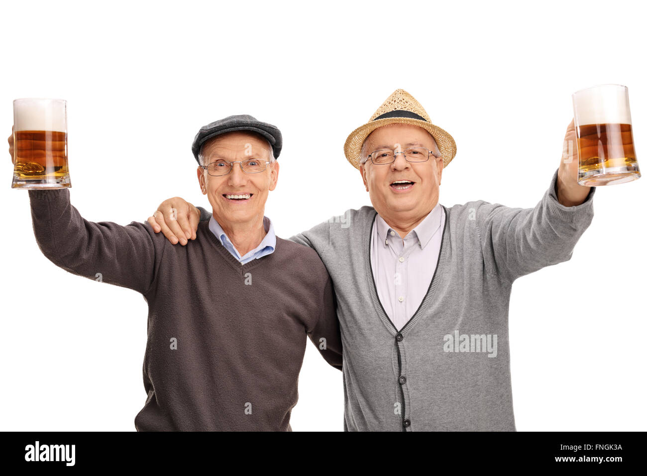 Portrait de deux personnes âgées gaies holding pintes de bière et de célébrer isolé sur fond blanc Banque D'Images