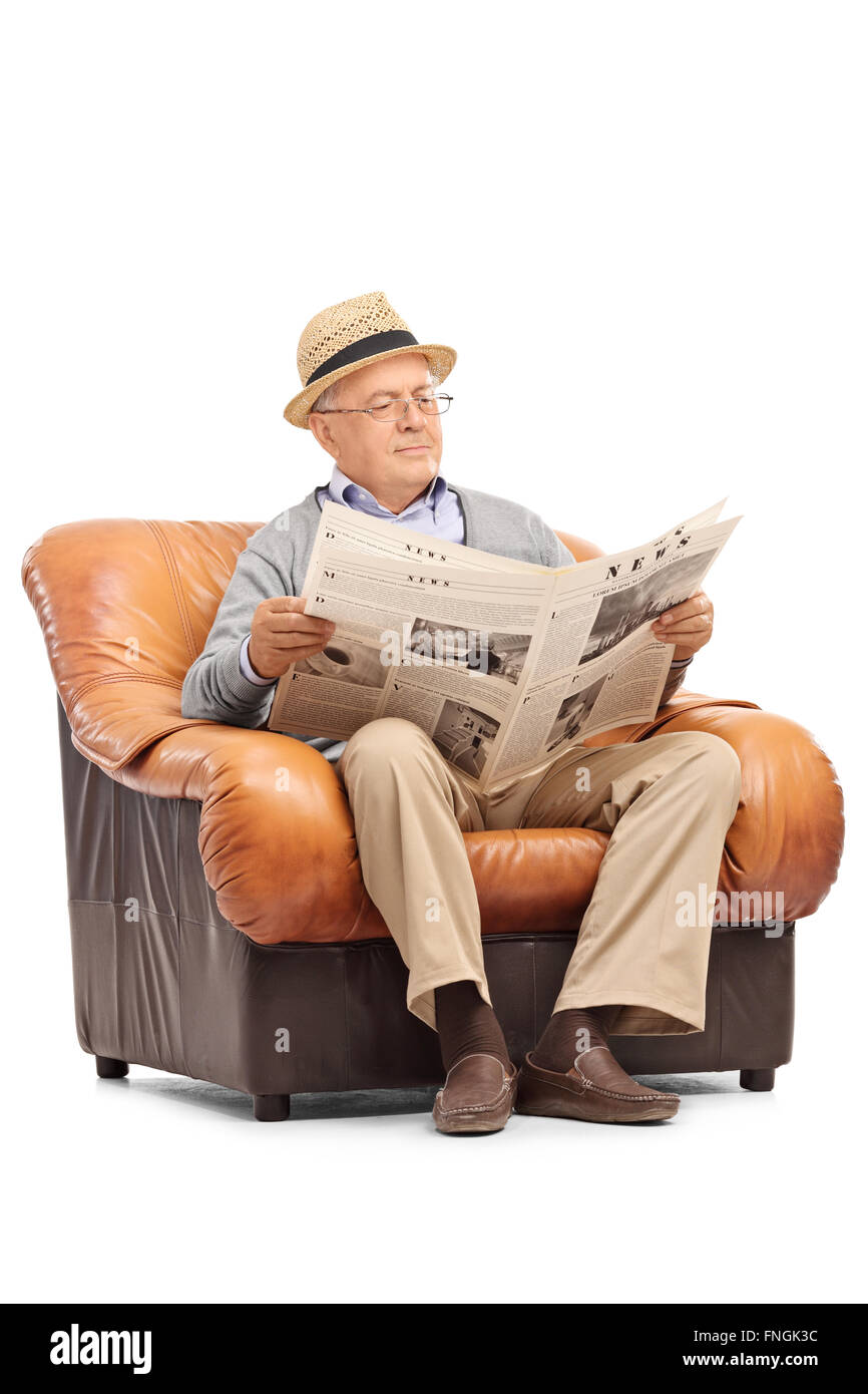 Shot verticale d'un gentleman de la haute atmosphère lire un journal assis sur un fauteuil isolé sur fond blanc Banque D'Images