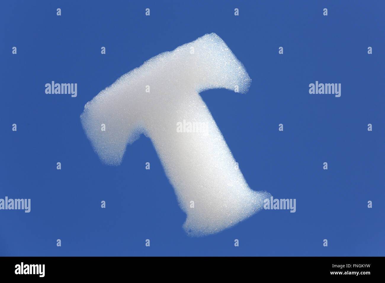 Des bulles de savon en forme de T'élever dans le ciel à une promotion de Deutsche Telekom's cloud computing au CeBIT 2016 Salon des technologies numériques le 14 mars 2016 à Hanovre, en Allemagne. Banque D'Images