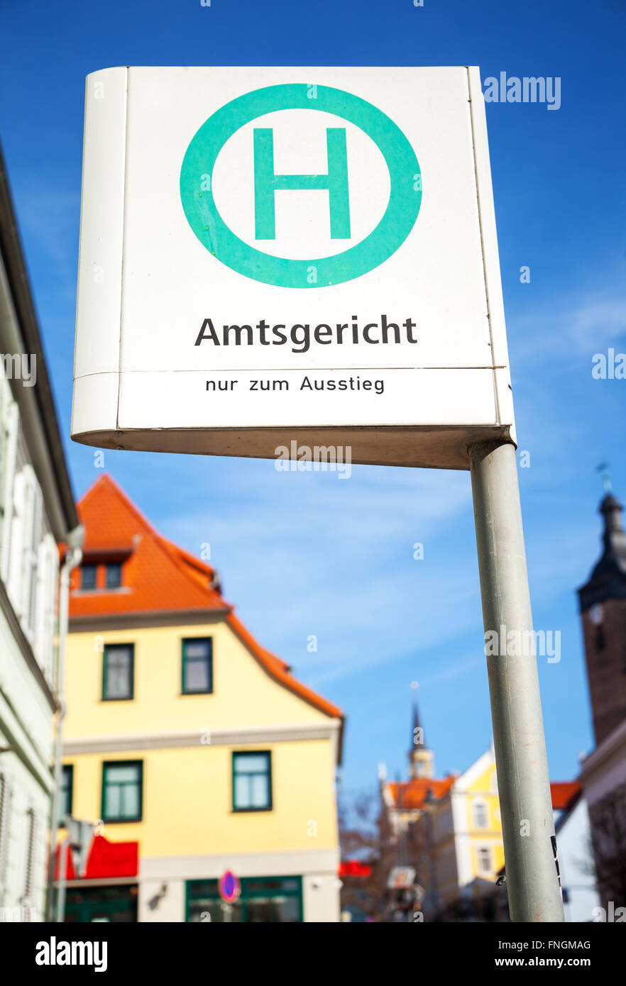 L'allemand signe l'arrêt de bus dans une ville sur l'Amtsgericht - nur zum Ausstieg - signe fait - district court - seulement sortir Banque D'Images