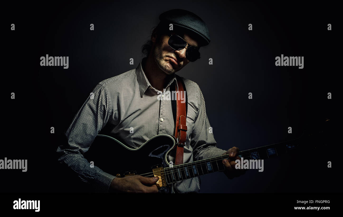 Portrait of guitar player Banque de photographies et d'images à haute  résolution - Alamy