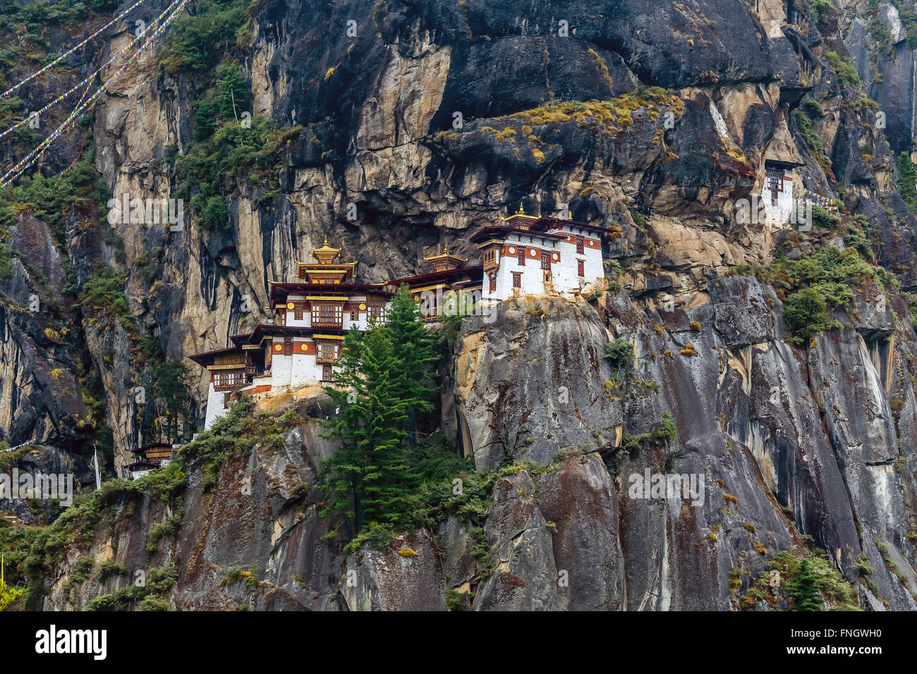 Paro Taktsang, également connu sous le nom de Tiger's Nest est un site bouddhiste himalayan sacré de Vajrayana situé dans la falaise de la vallée de Paro au Bhoutan. Banque D'Images