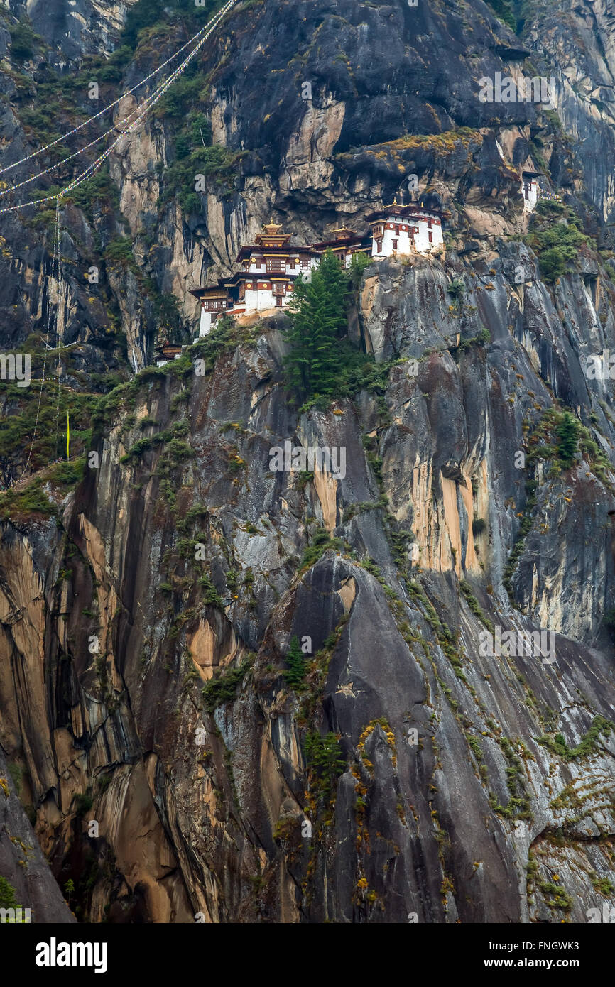 Paro Taktsang, également connu sous le nom de Tiger's Nest est un site bouddhiste himalayan sacré de Vajrayana situé dans la falaise de la vallée de Paro au Bhoutan. Banque D'Images