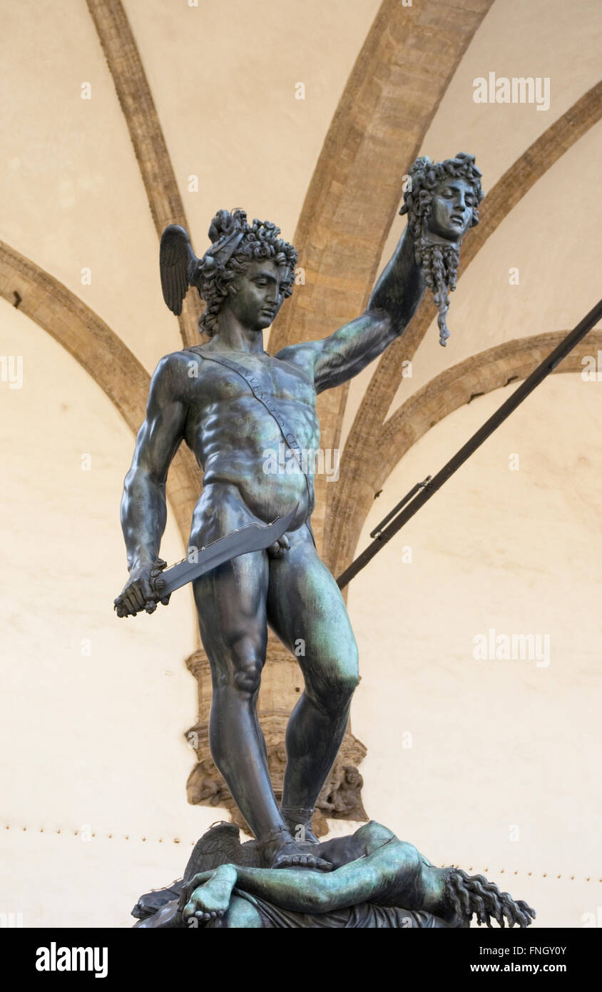 Statue en bronze de Persée avec la tête de Méduse par Benvenuto Cellini à Loggia dei Lanzi, Florence Banque D'Images