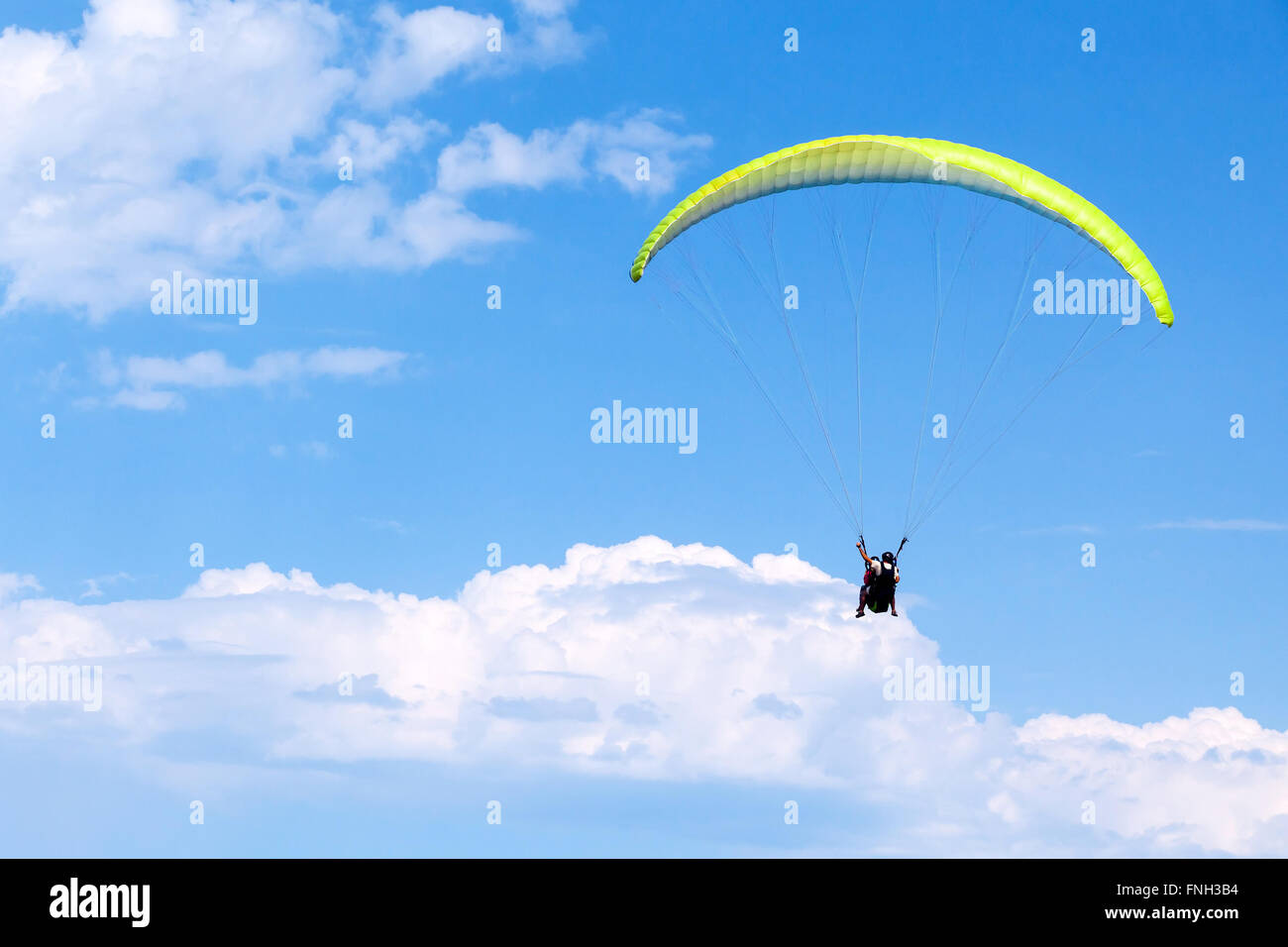 Parapentes dans Ciel bleu avec des nuages, et l'instructeur tandem de débutant Banque D'Images