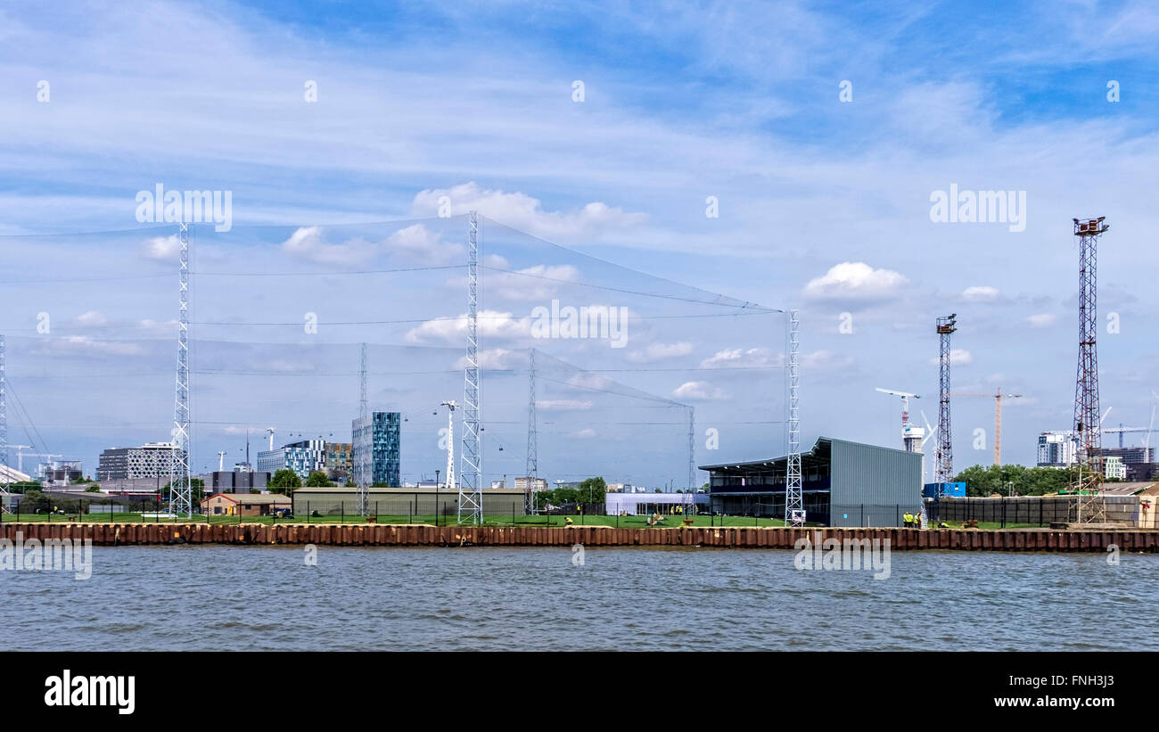 Practice de golf avec des filets pour retenir les balles de golf, North Greenwich, Londres Banque D'Images