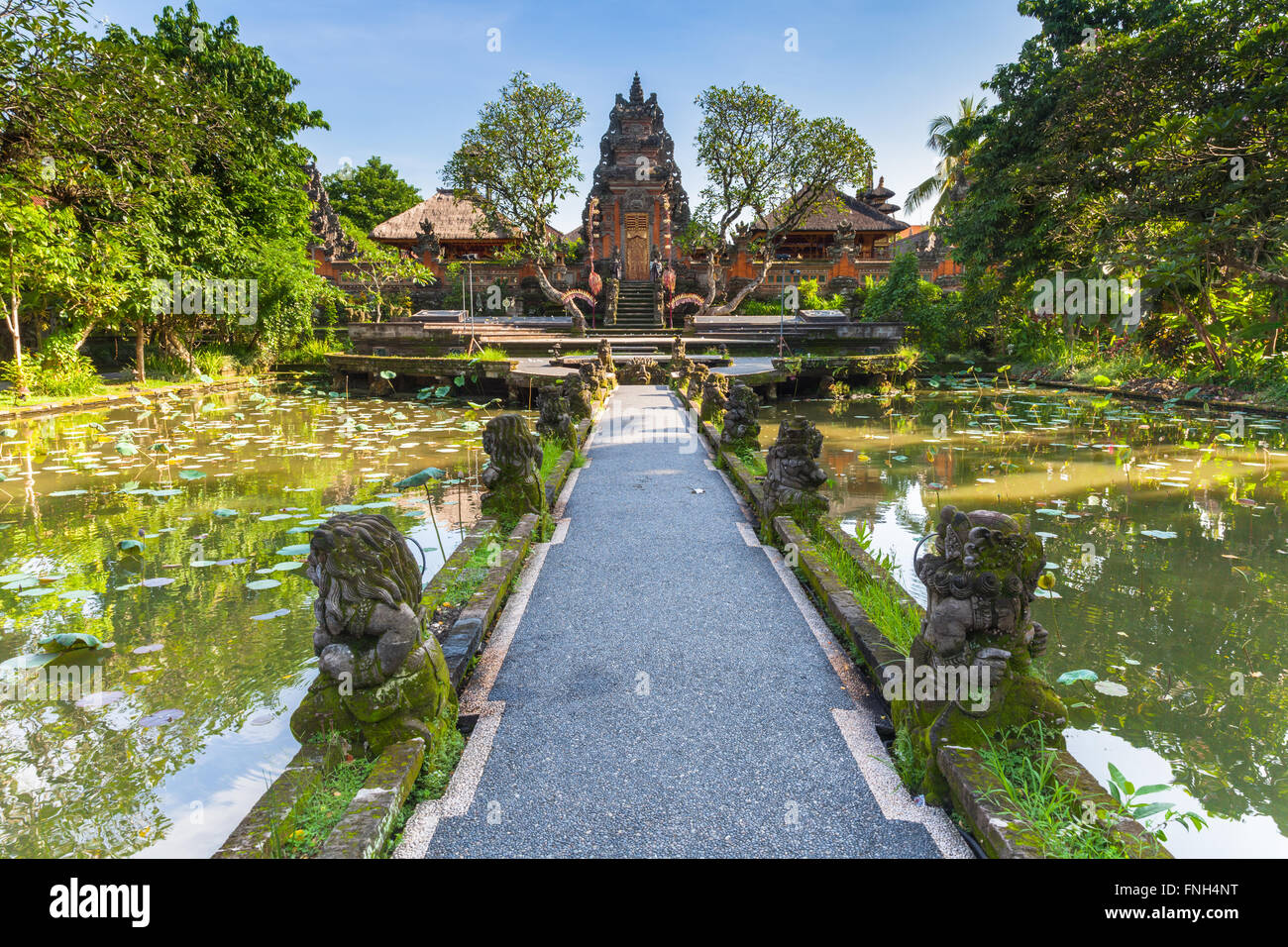 Temple Pura Saraswati avec bel étang de lotus, Ubud, Bali, Indonésie Banque D'Images