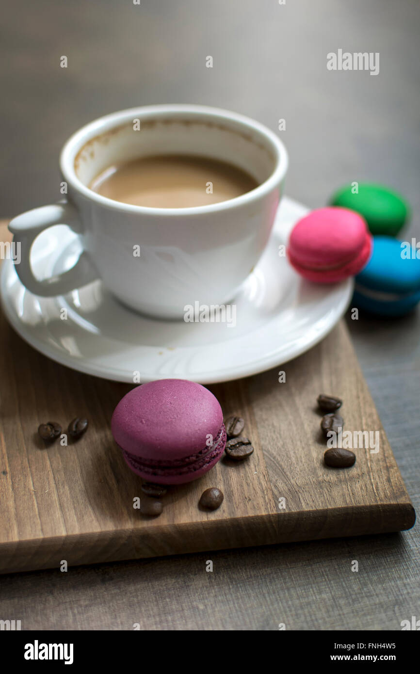 Macarons colorés et de café sur fond de bois, Close up Banque D'Images