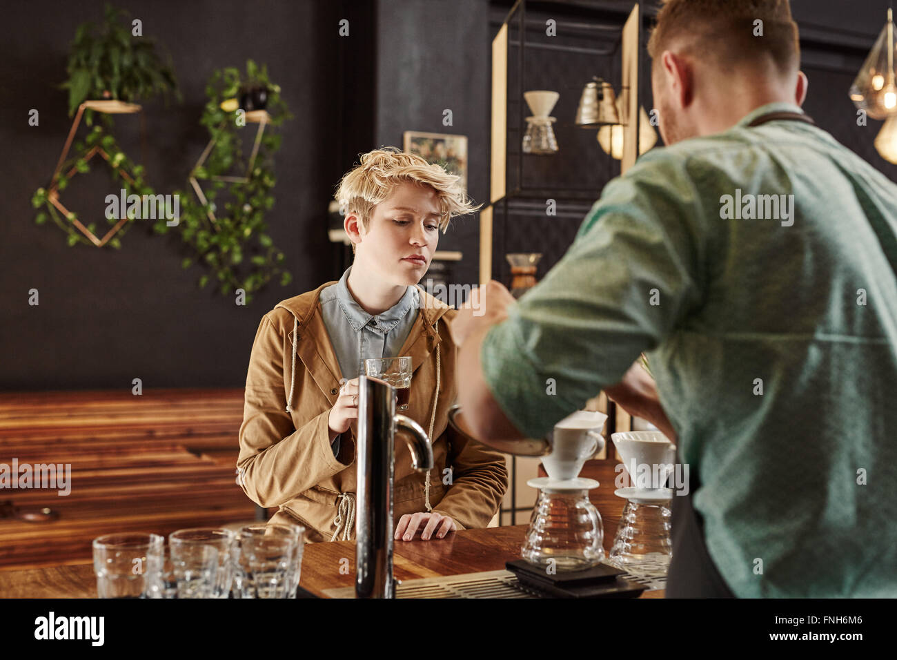 Femme regardant un barista de faire la haute qualité de café filtre Banque D'Images